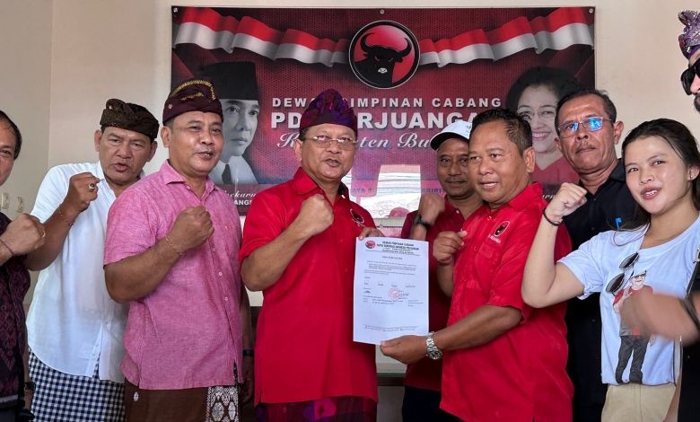 Dokumentasi dari - Dr.Nyoman Sutjidra Mengembalikan Formulir Calon Bupati ke Sekretariat PDI Perjuangan Buleleng