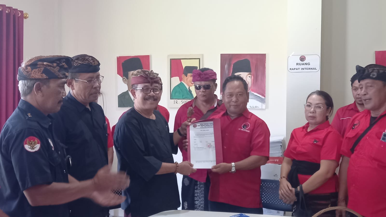 Dokumentasi dari - Penuh Percaya Diri dan Optimis Ketua BMI Buleleng dr. Putra Sedana Kembalikan Formulir Pendaftaran Cabup Buleleng