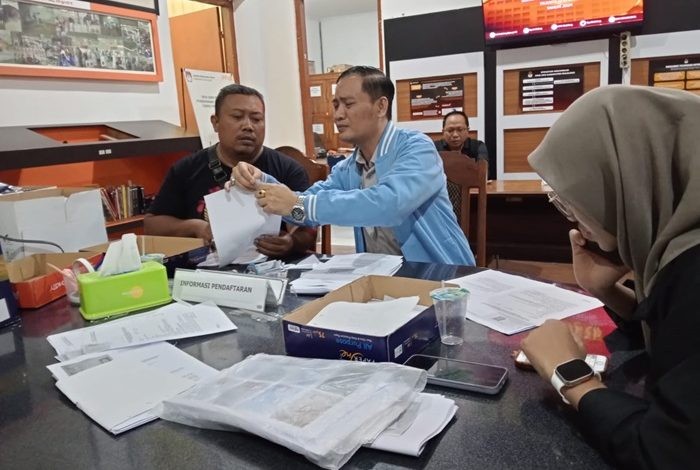 Dokumentasi dari - Paslon Independent, Pilkada Buleleng Berguguran Menyusul Doni Riana dan AA Ayu Laras Paramita Ditolak KPU Buleleng