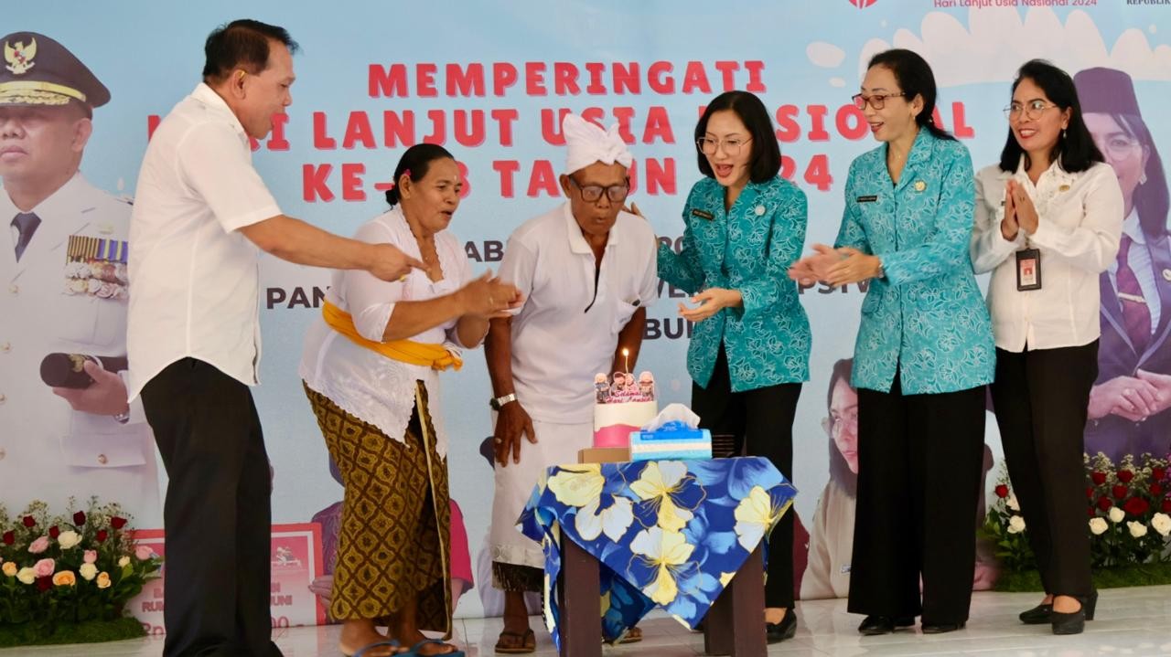Dokumentasi dari - Peringati HLUN di Buleleng, Pj. Ketua PKK Bali Serahkan Bantuan Kepada Lansia dan Disabilitas