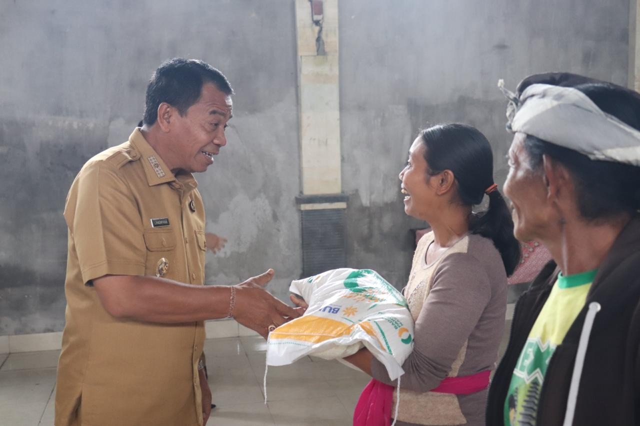 Dokumentasi dari - Pj.Bupati Buleleng Serahkan Bantuan CPP di Desa Dapdap Putih Kecamatan Busungbiu