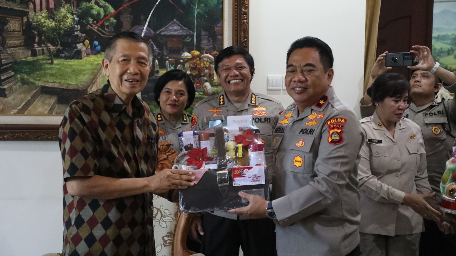 Dokumentasi dari - Wakapolda Bali Anjangsana ke Rumah Mantan Kapolda Bali Mangku Pastika 