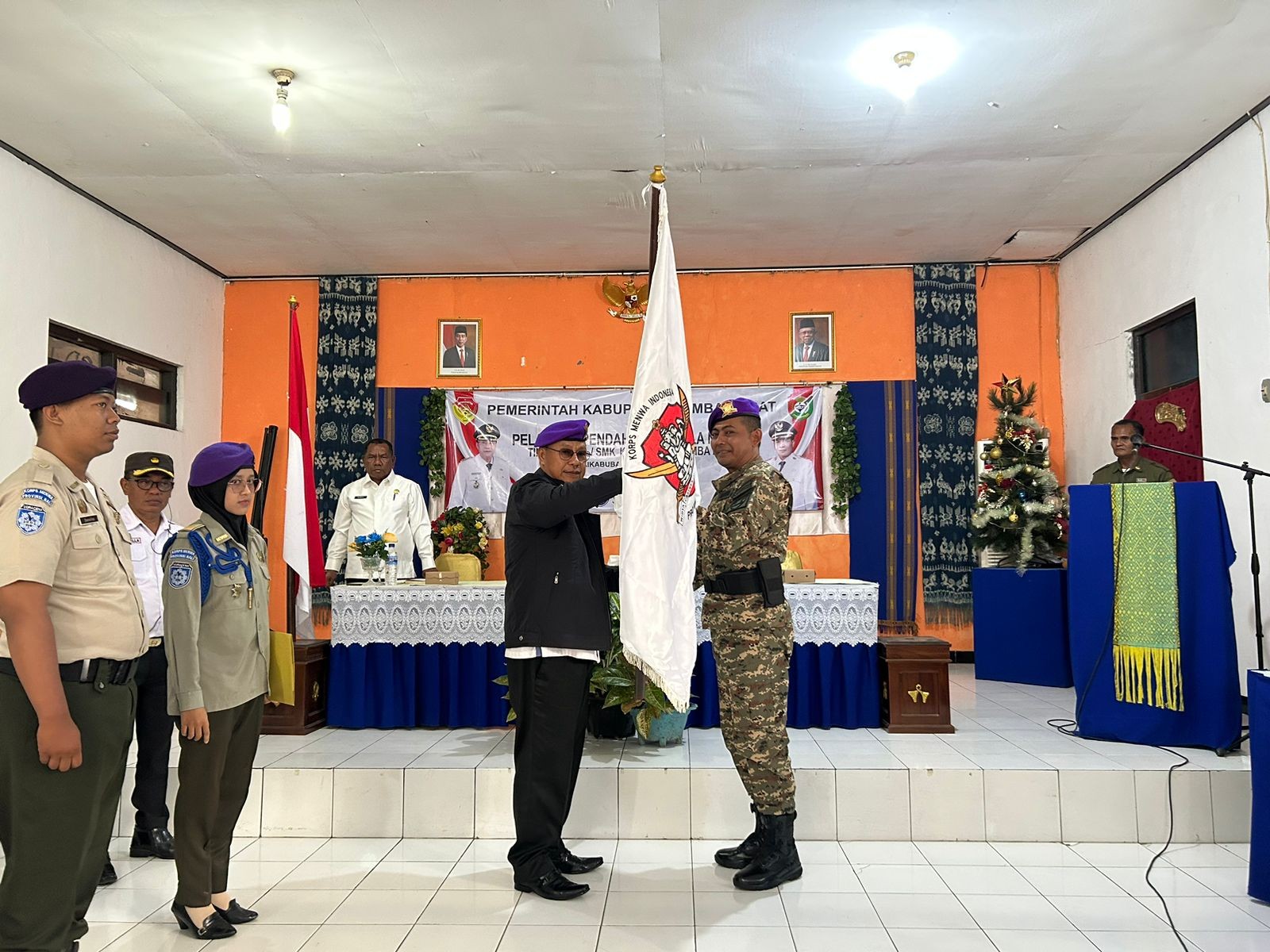 Dokumentasi dari - Bupati Yohanis Mengukuhkan Enos Umbu Tonda Pandango sebagai Ketua KMI Sumba Barat