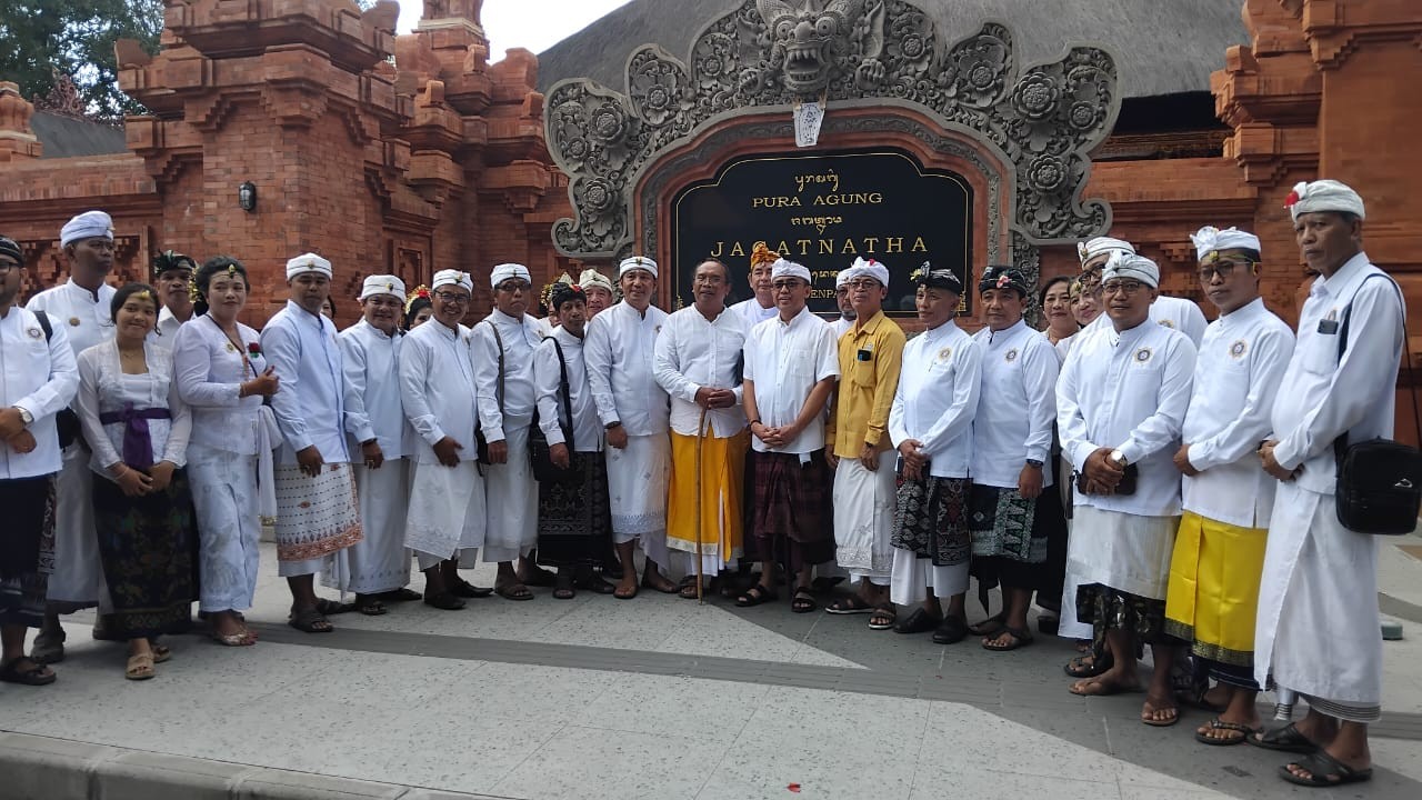 Dokumentasi dari - Majukan Hindu Spirit Vasudhaiva Kutumbakam, Mejaya - jaya Pengurus PHDI Denpasar di Pura Agung Jagatnatha