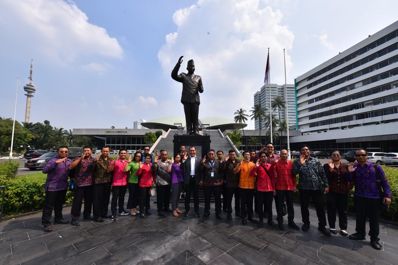 Dokumentasi dari - Gus Adhi Perjuangkan Tenaga Honorer Penyuluh Bahasa Bali hingga Sopir jadi P3K ke Senayan