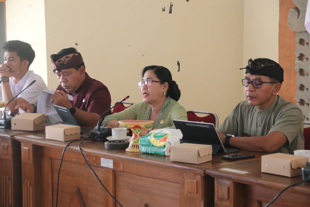 Dokumentasi dari - Asisten II Rousmini :  Pendistribusian Pupuk Bersubsudi di Buleleng Dinilai Masih Rendah