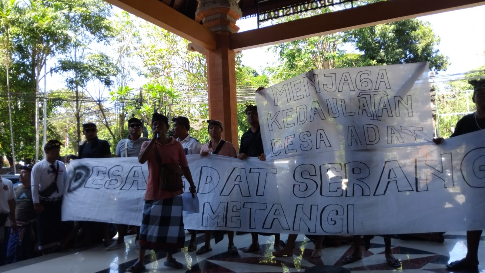 Dokumentasi dari - Desa Adat Serangan Ramai-Ramai ke Kantor MDA Bali, Desak Surat Pengukuhan Bendesa