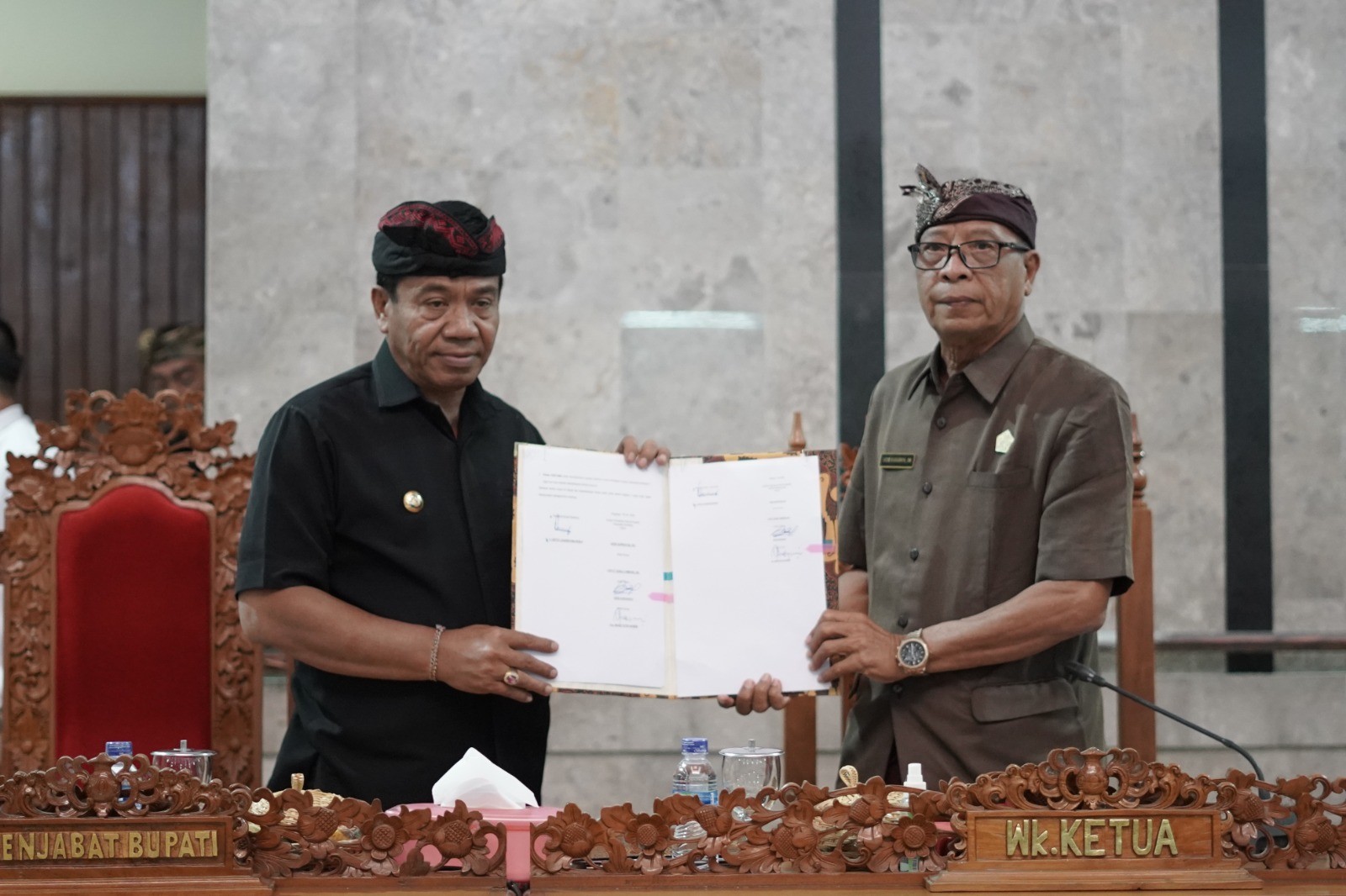 Dokumentasi dari - Ranperda Pertanggungjawaban Pelaksanaan APBD Tahun Anggaran 2023 Resmi Ditetapkan Menjadi Perda Dalam Rapat Paripurna DPRD Buleleng