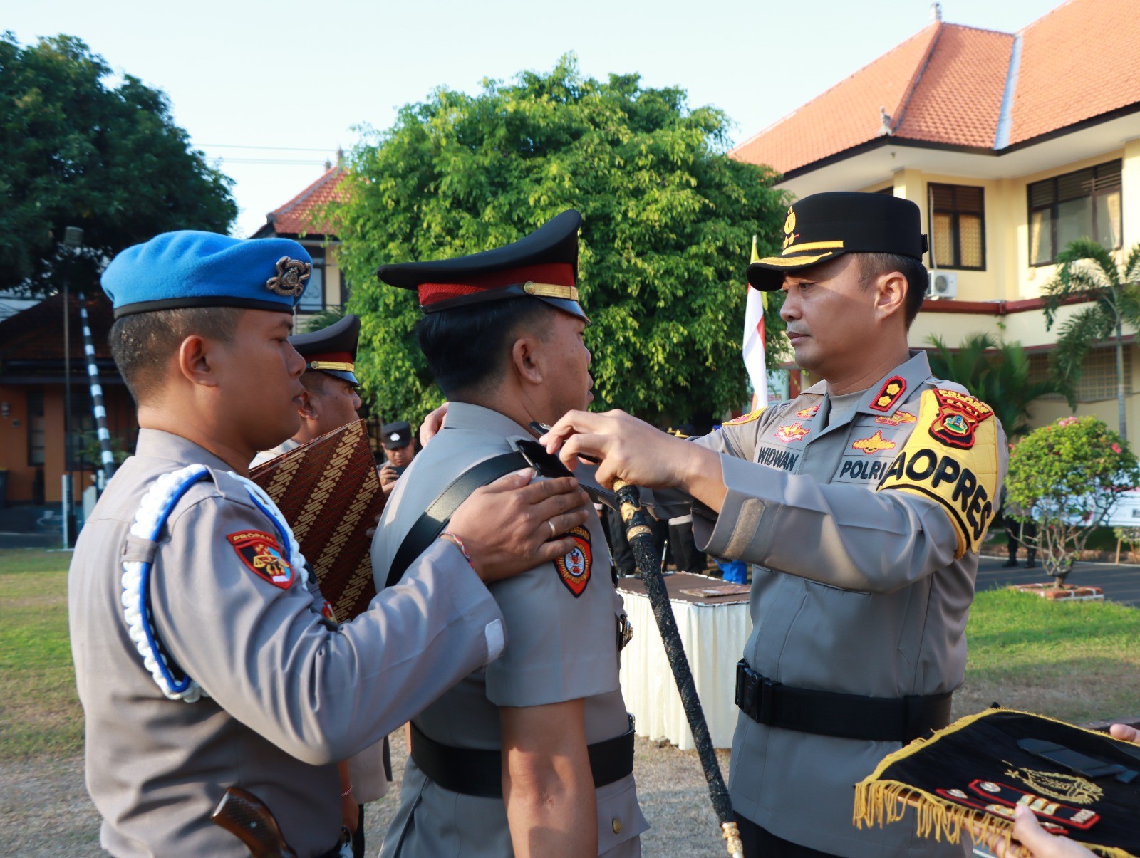 Dokumentasi dari - Jabatan Kasat Reskrim dan Kasat Samapta Polres Buleleng Diserahterimakan