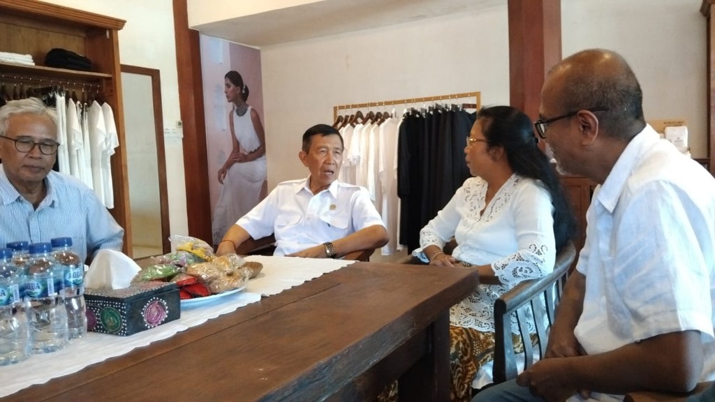 Dokumentasi dari - Ikuti Trend Mode Global, Mangku Pastika Kagumi Uluwatu Handmade Balinese Lace Kualitas World Class