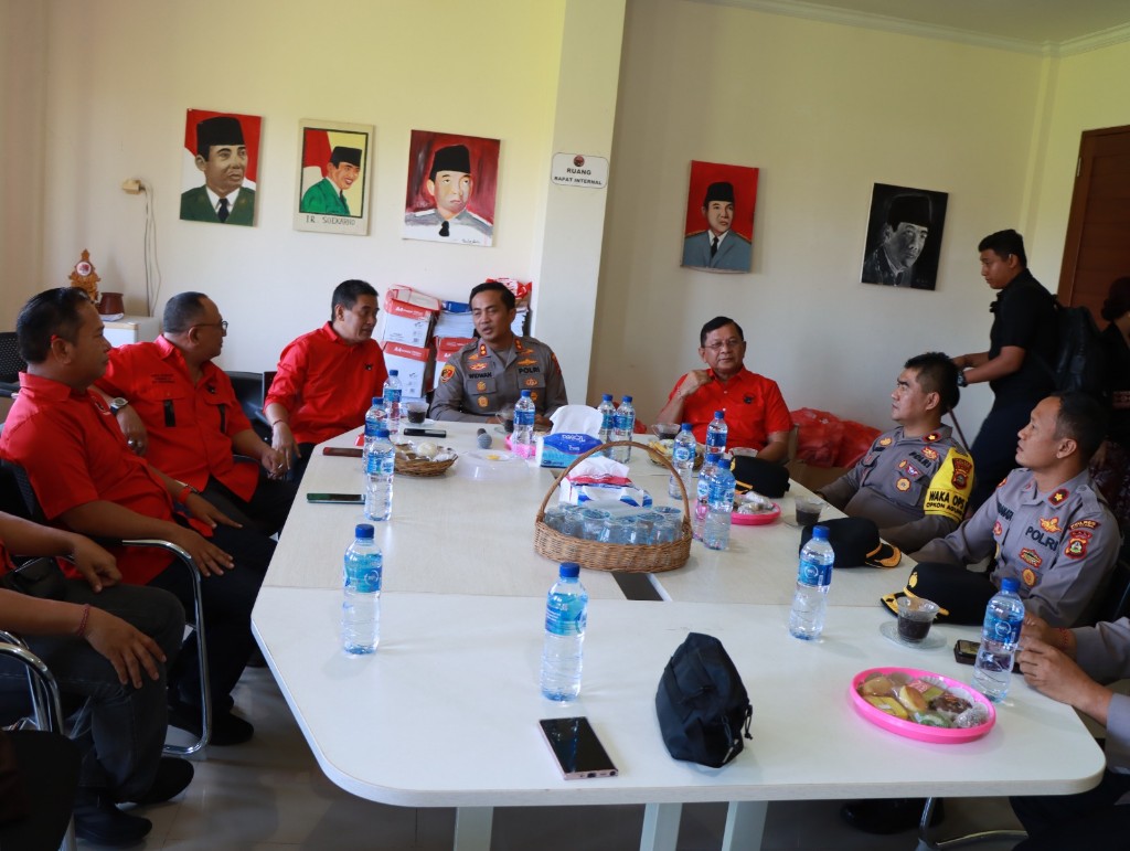 Dokumentasi dari - Kapolres Buleleng Beserta Pejabat Utama Datangi Pengurus PDIP dan Partai Demokrat