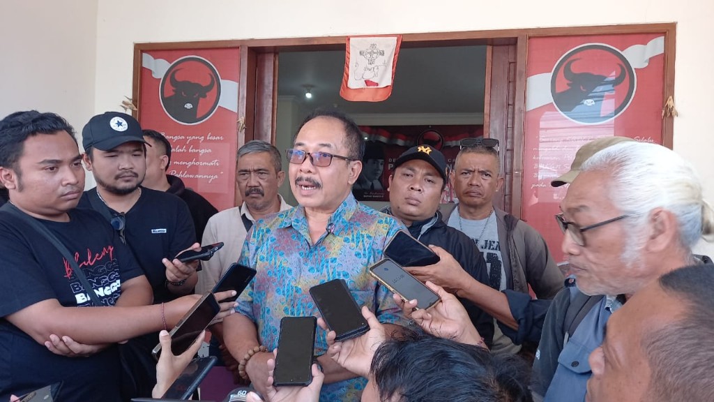 Dokumentasi dari - Diduga Kecewa, Wakil Ketua DPC PDI Perjuangan Buleleng Dokter Putra Sedana Kembalikan KTA PDIP