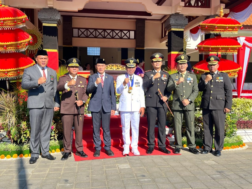 Dokumentasi dari - Maknai HUT ke 79 RI, Pj Bupati Lihadnyana Ajak ASN Lebih Peduli Terhadap Sesama