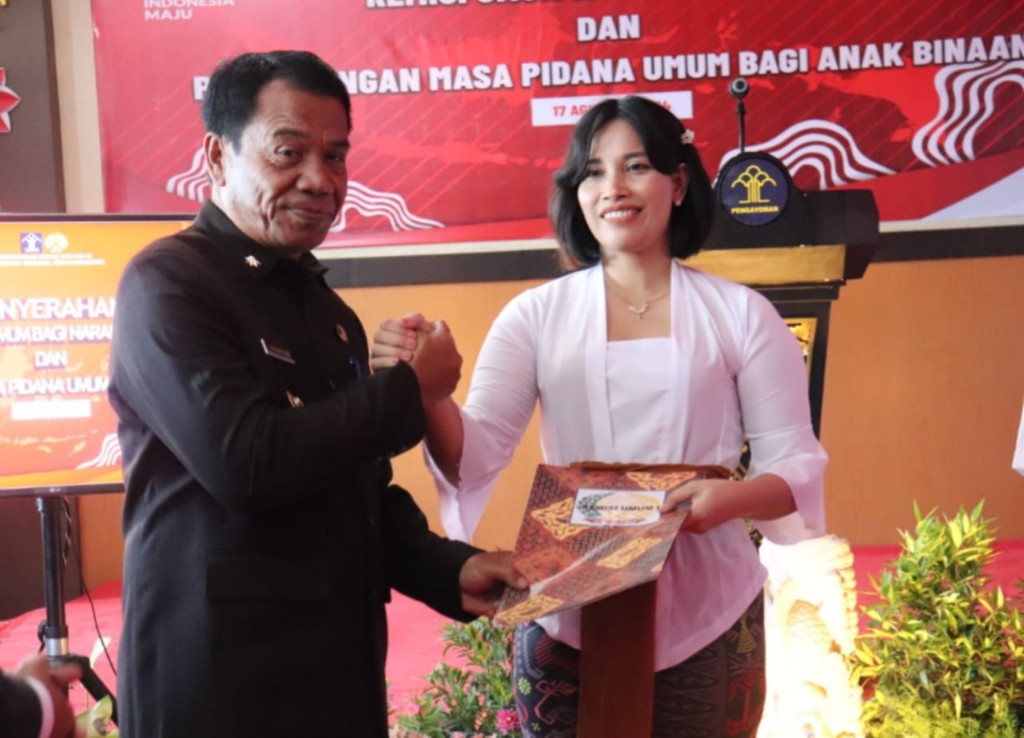 Dokumentasi dari - Pj Bupati Buleleng Serahkan Remisi Umum ke 183 Warga Binaan