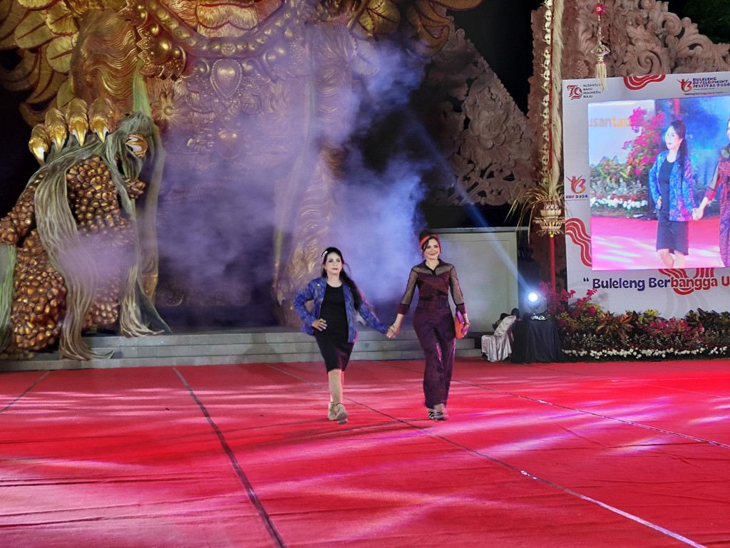 Dokumentasi dari - Fashion Show Endek Khas Buleleng Pukau Penonton Memadati Panggung BDF di RTH Bung Karno