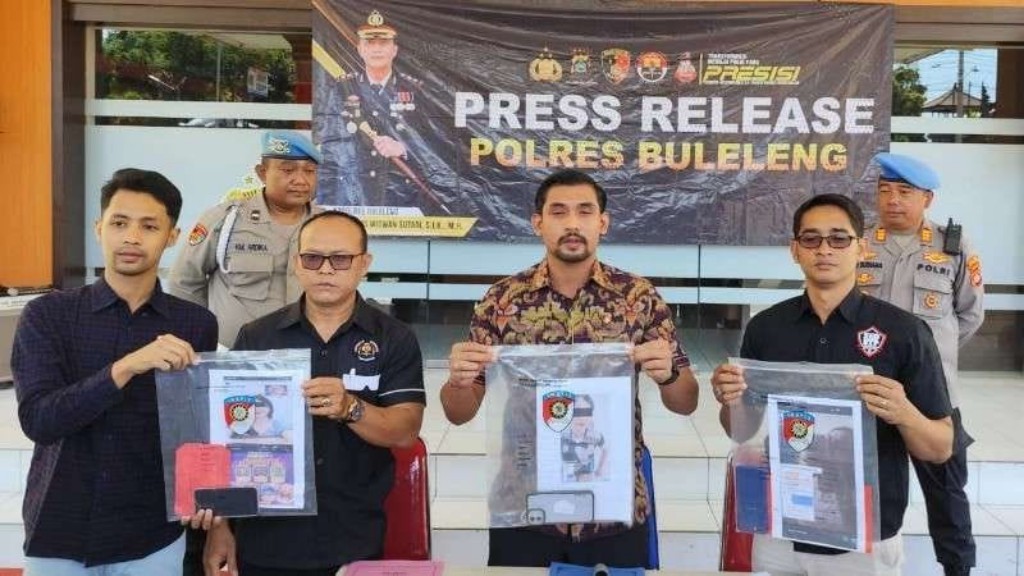 Dokumentasi dari - Tiga Pelaku Kasus Endorse Judi online Ditangkap Jajaran Polres Buleleng