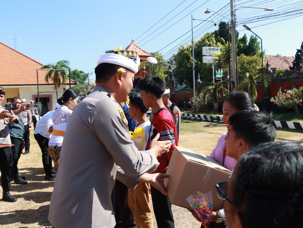 Dokumentasi dari - Kapolres Buleleng Ida Bagus Widwan Sutadi Menyerahkan Tali Asih Kepada Anak-anak Yatim Piatu Panti Asuhan