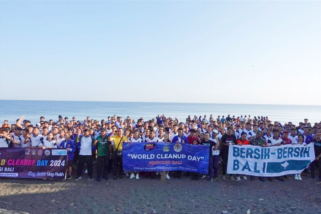 Dokumentasi dari - WCD 2024, Komunitas Bersih-Bersih Bali di Pantai Desa Lokapaksa