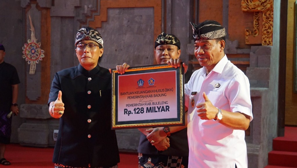 Dokumentasi dari - Bupati Badung I Nyoman Giri Prasta Serahkan BKK Kepada Pemkab Buleleng Rp.128 Miliar