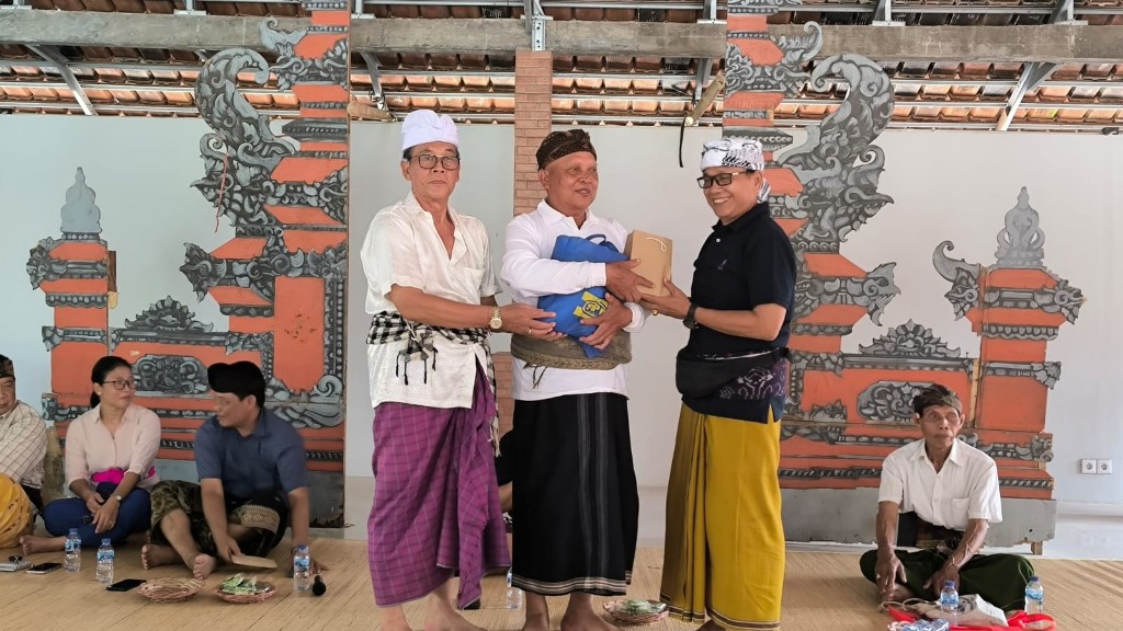 Dokumentasi dari - Yayasan Dharma Widya Ulangun Berbagi Sembako untuk Pemangku Desa Adat Tonja