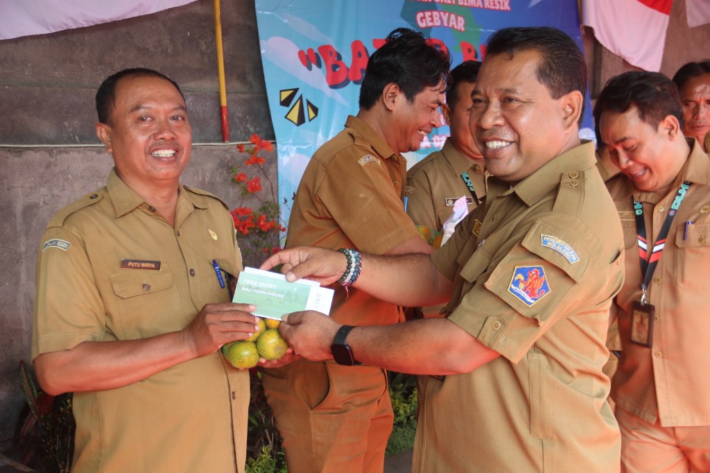 Dokumentasi dari - Rajin Kumpulkan Sampah Plastik, Plt. Melandrat Bagi-bagi Buah dan Reward