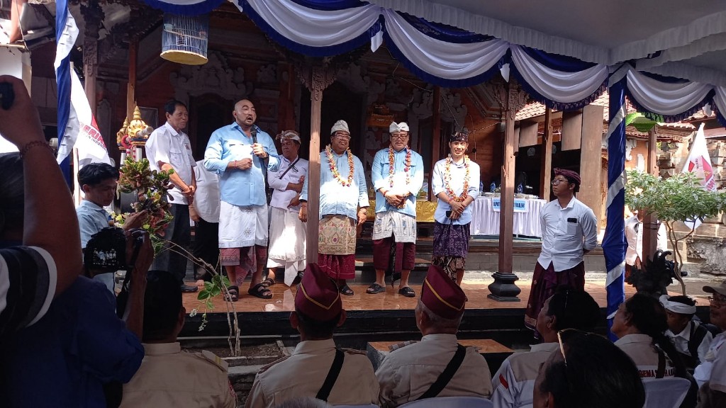 Dokumentasi dari - Cagub Bali De Gadjah Janji Membangun Stadion Bertarap Internasional di Buleleng