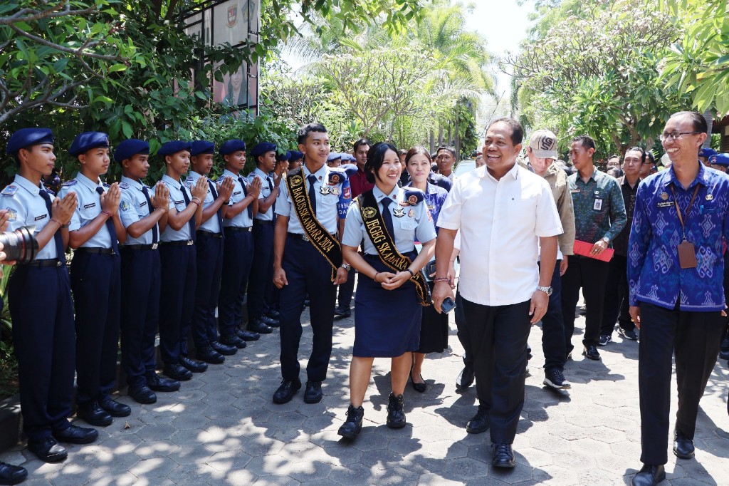 Dokumentasi dari - Pertama Pj. Gubernur Mahendra Kunjungi SMA/SMK Negeri Bali Mandara, Diharapkan Teruskan Estafet Menjaga Bali 