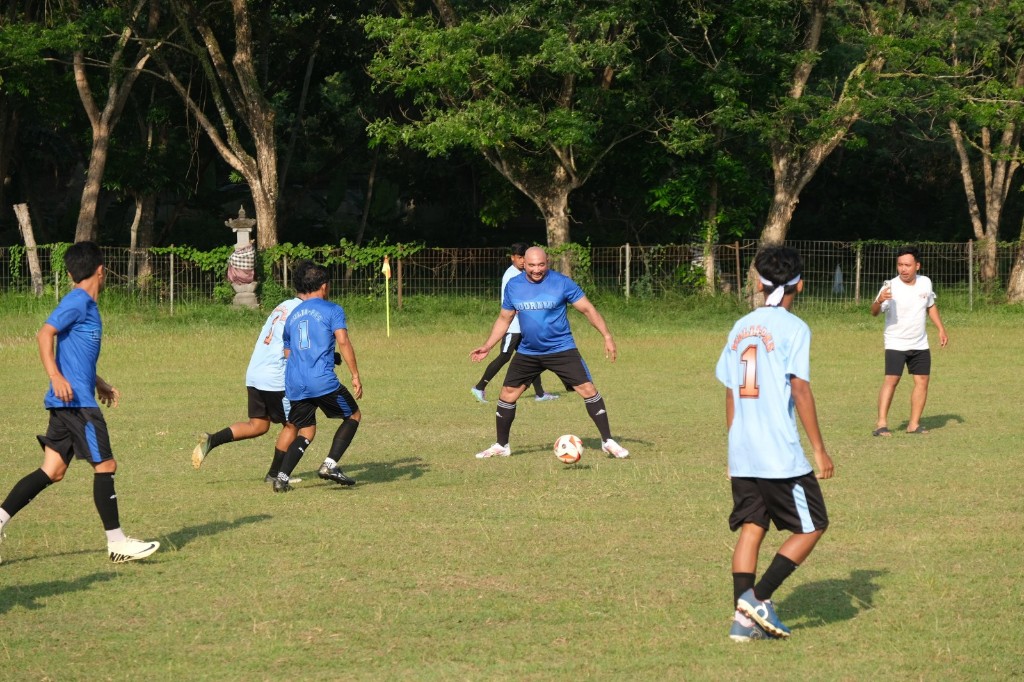 Dokumentasi dari - Perhatikan Sepak Bola, Pecinta Bola Harap Mulia PAS Gubernur Bali 2024